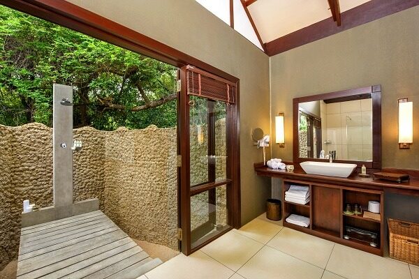 UGA Escapes Jungle Beach Jungle Cabin bathroom